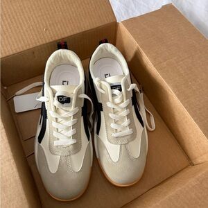 NWT!!De Florance “DF Cloudea” retro Cream and Black Sneakers